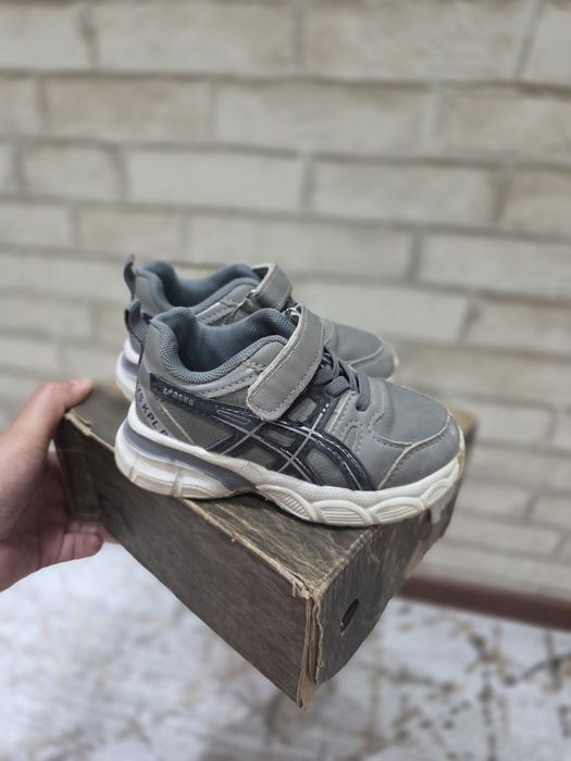 Детские кроссовки