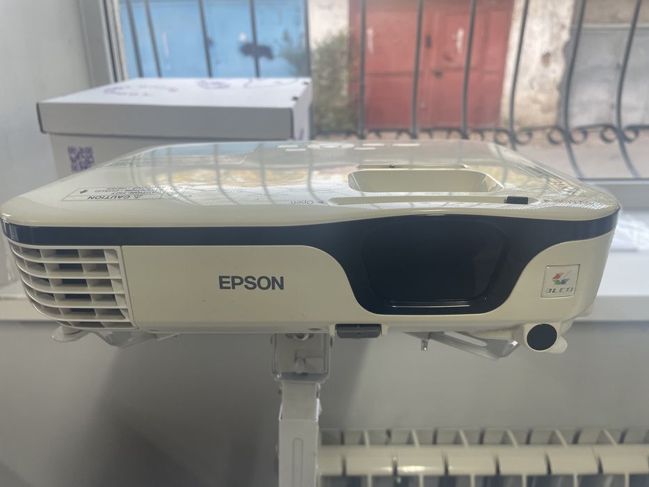Срочно продам проектор Epson model H429B