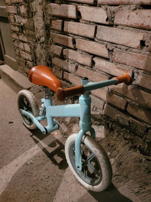 Bicicleta de echilibru cu suspensie
