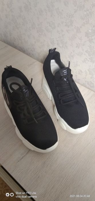 Кроссовки срочно