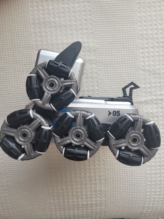 Робот-собака трансформер на пульте управления