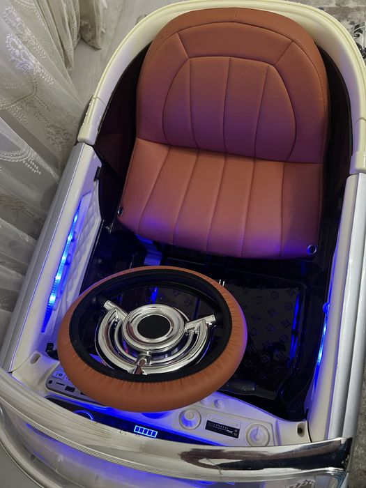 Срочно продам детскую машину Rolls Royce с пультом управления