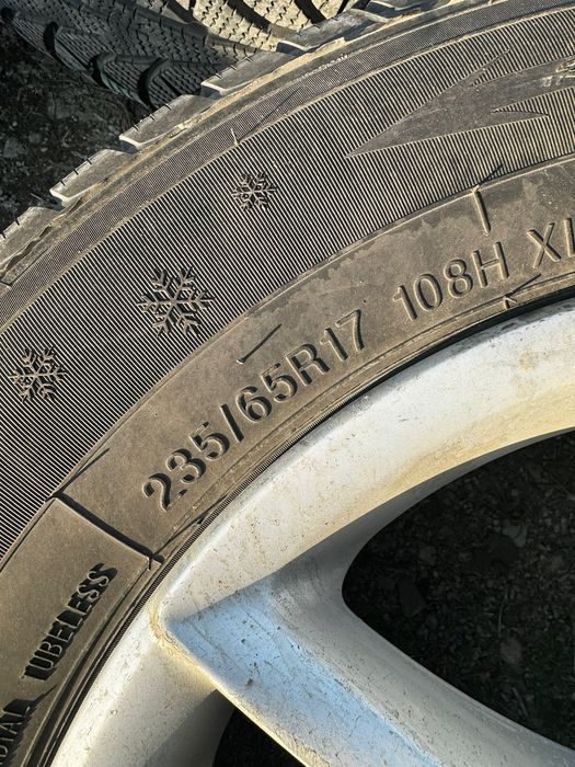 Продам зимнюю резину+диски 235/65R17