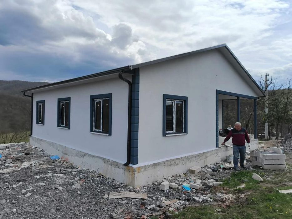 Cand casa din panauri sendwici pe structura metaluca sau din lemn