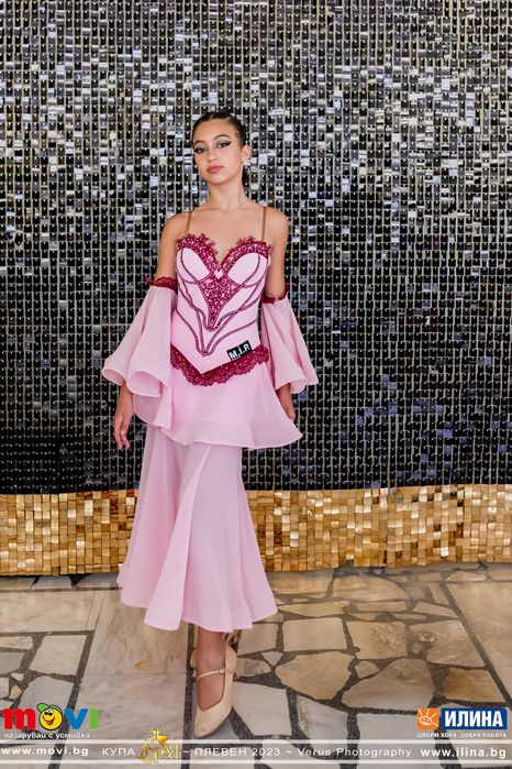 Продавам няколко рокли за спортни танци