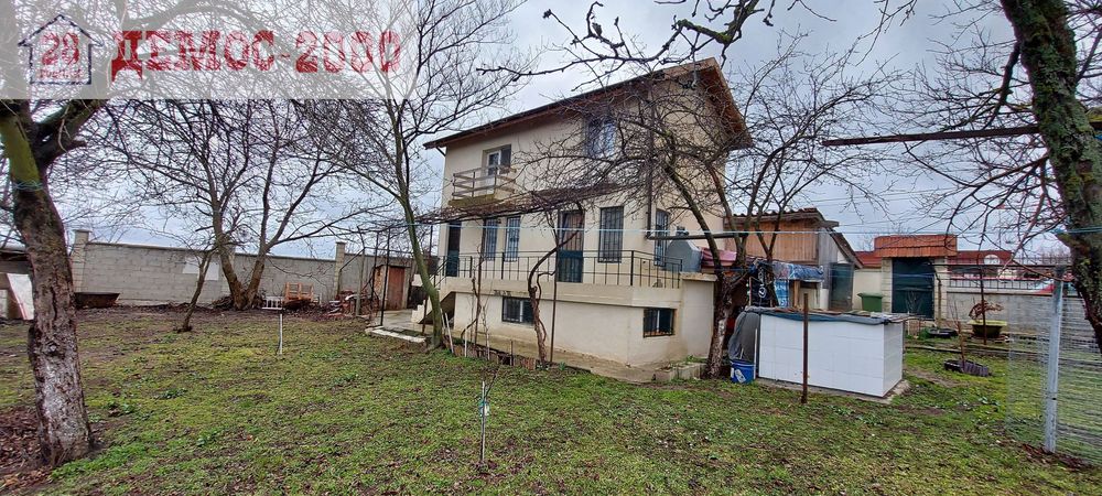 Самостоятелна къща с двор в с.Бенковски