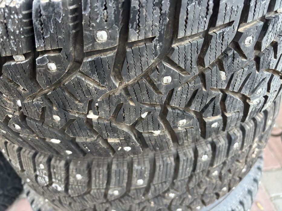 Продам комплект шин на приору с дисками.