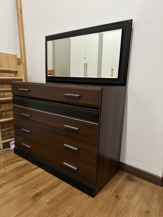 Комод деревянный с зеркалом