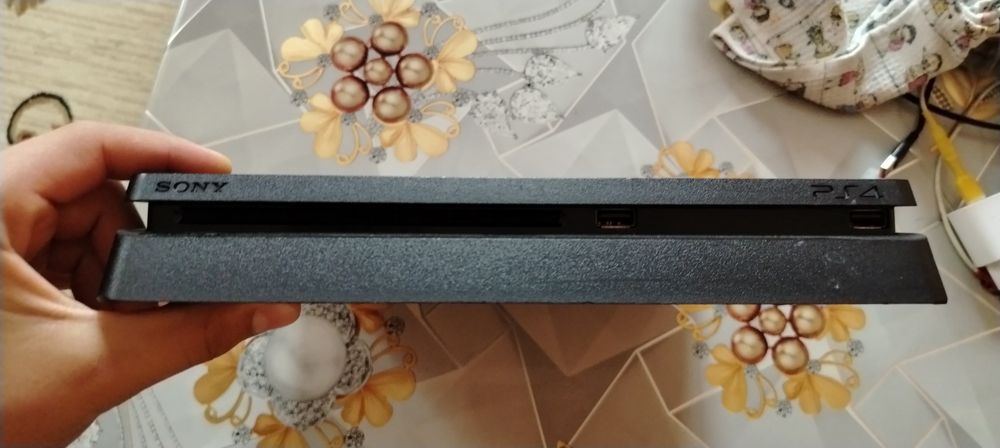 Продам SONY плейстейшн 4 слим