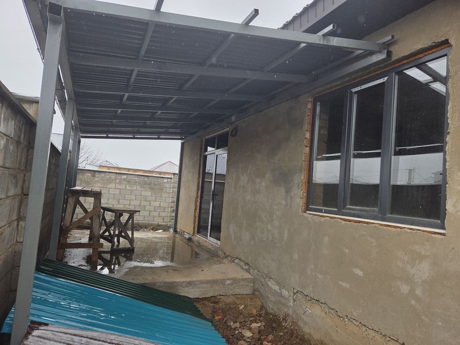 Продаётся дом из красного кирпича.