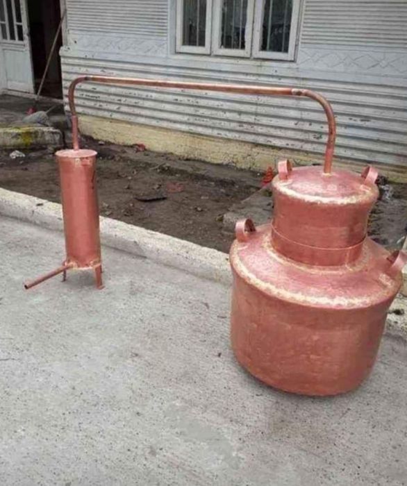 vând cazan la 130 litri cu fondul de trei pereții de 2 capacul de 1,5 descărcător încărcător învârtitor din capac