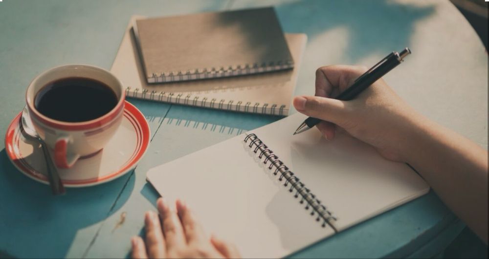 Журналист. Писатель. Редактор. Корректировщик текста.