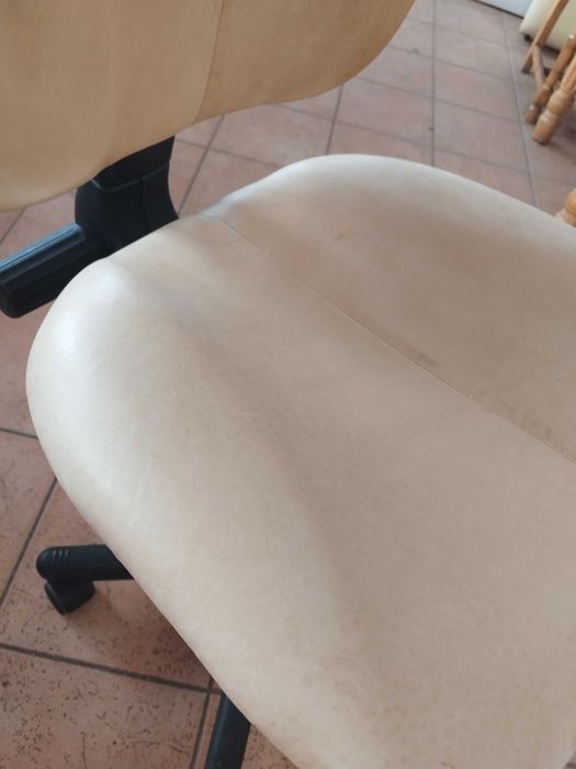 Стол от естествена кожа