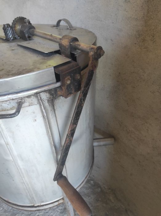 Vând centrifuga apicola