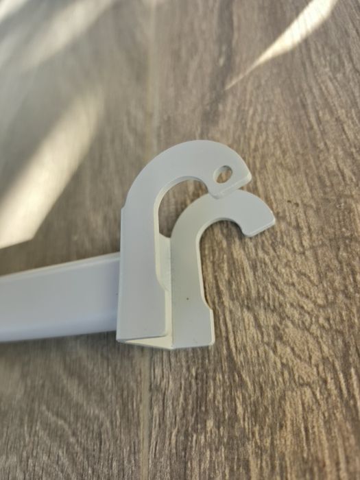 Brat suport umerase in trepte (schodek) pentru mobilier comercial / dressing