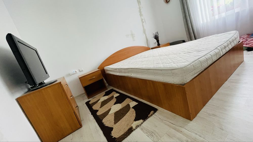 Dormitor cu saltea si noptiere, comoda + tv