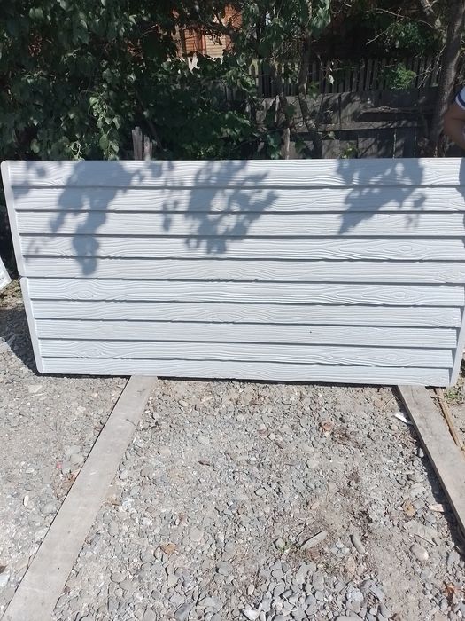 Gard  beton  plăci  și stâlpi