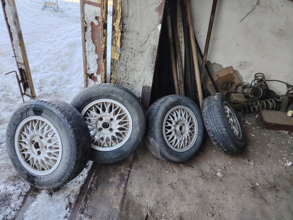 Продам комплект шин и литье на Ауди 80