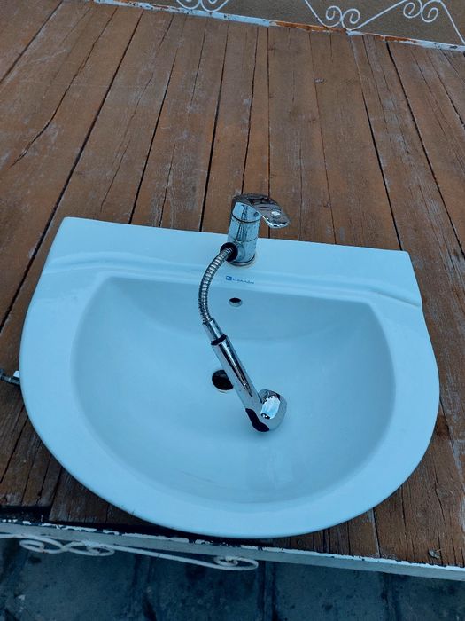 Раковина с смеситель