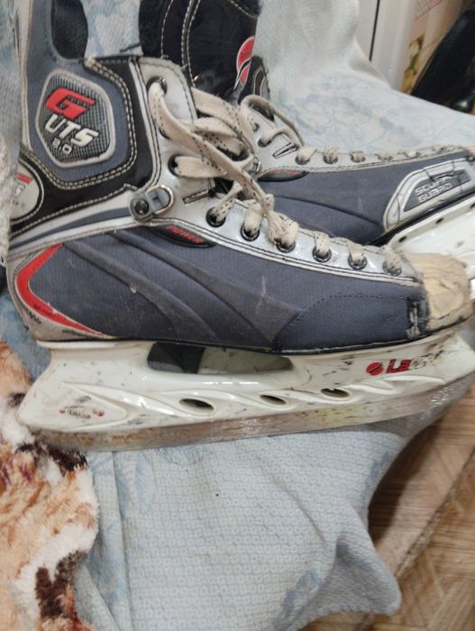 Коньки хоккейные.