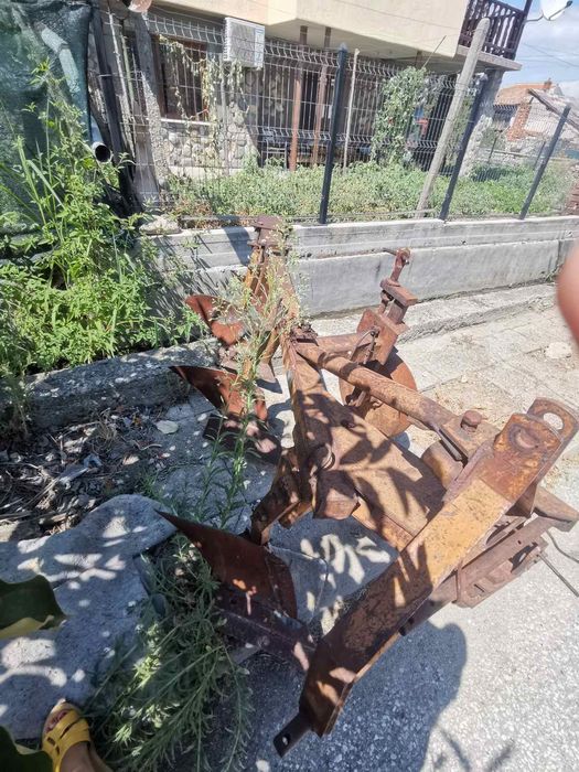 Продавам инвентар за трактор  плугове и пръскачка