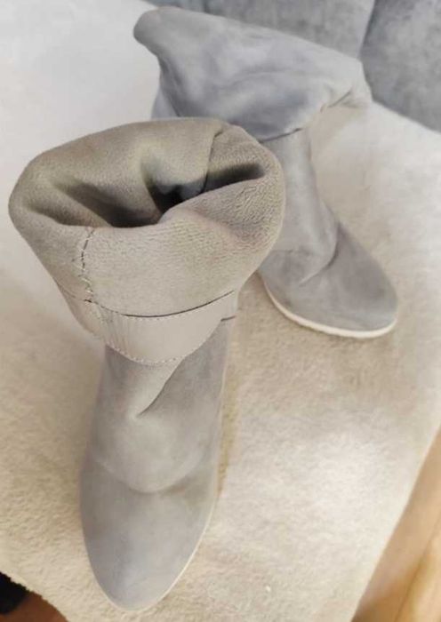 Сиви боти на висок ток