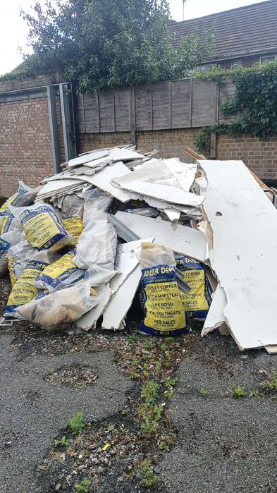 Debarasez evacuez debarasari mutari apartamente evacuez moloz mobila