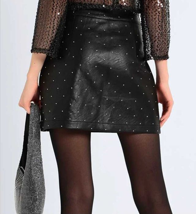 Къса кожена пола със сребристи капси