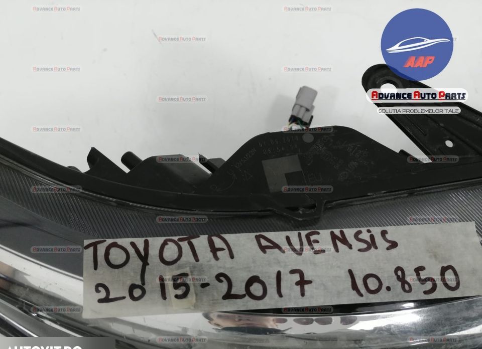 Десен фар оригинален с халогенни и LED светлини Тойота Авенсис / Toyot