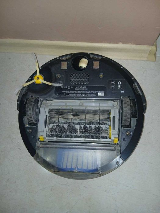 Почистващ робот Roomba 676