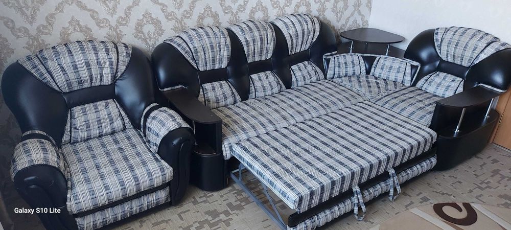 Угловой диван с креслом.