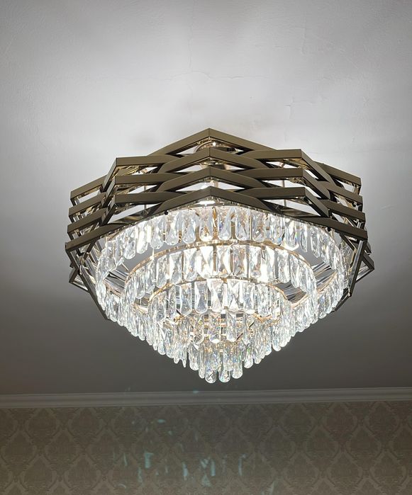 Люстра и настенные часы