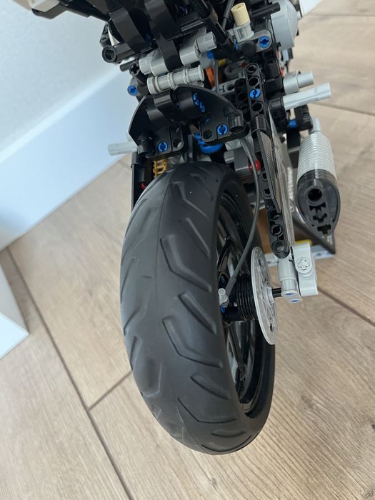 Продам лего technic bmw 1000 rr