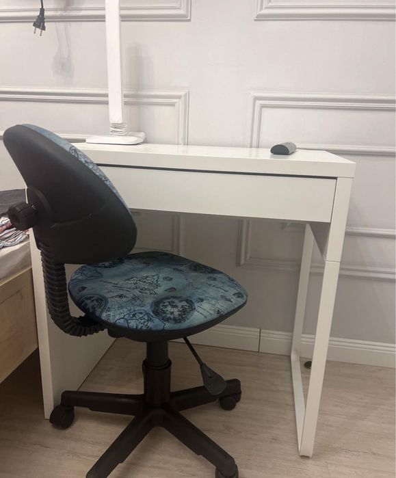 Туалетный столик+стул на колесиках