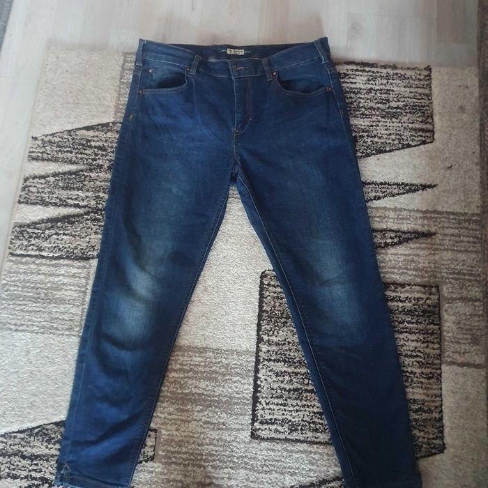 Vand jeans de dama PULL&BEAR  50 de lei