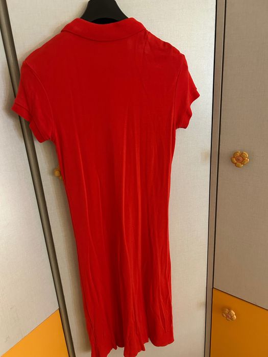 Рокля Guess в червен цвят