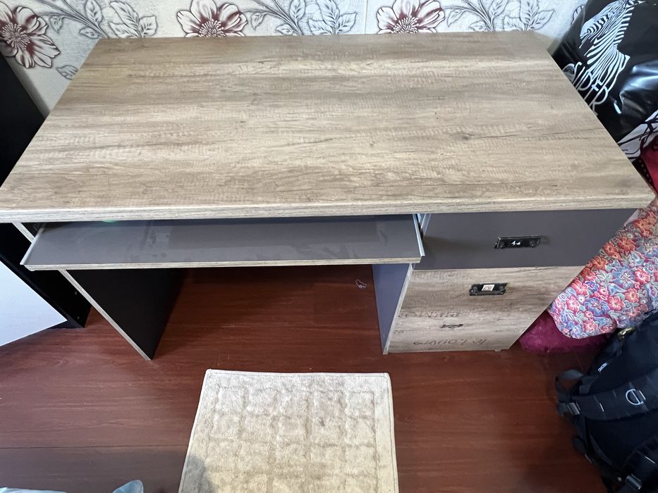 Срочно продам писменный стол в отличном состояний!