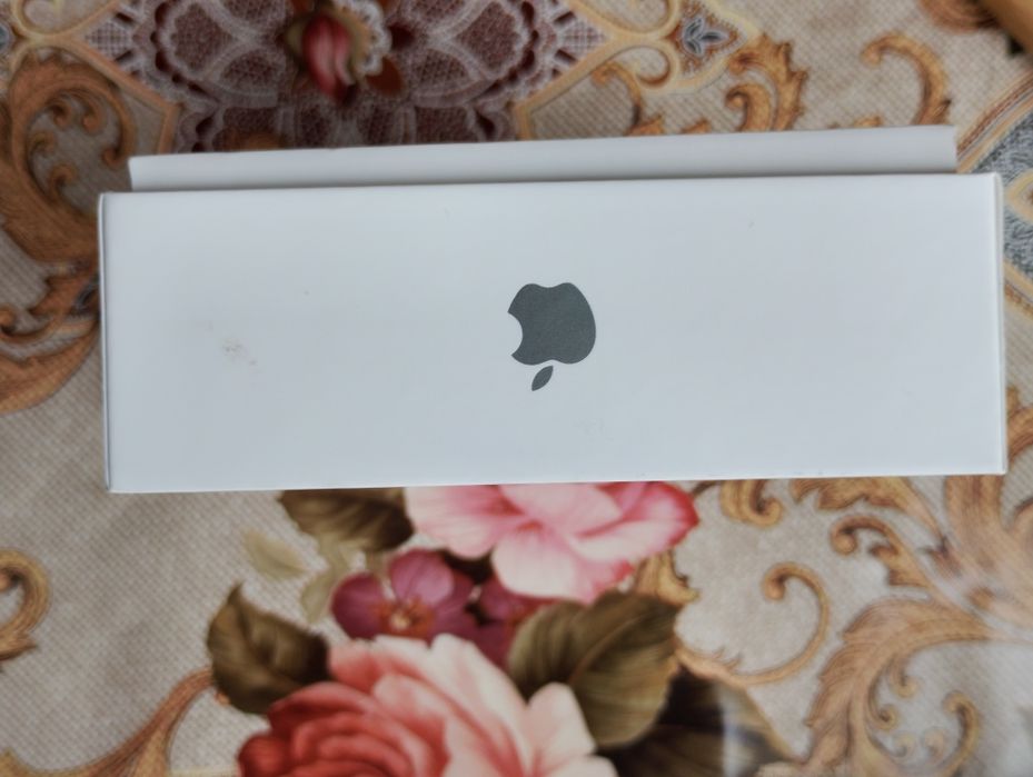 Безжични слушалки от марката Apple, модел Airpods.