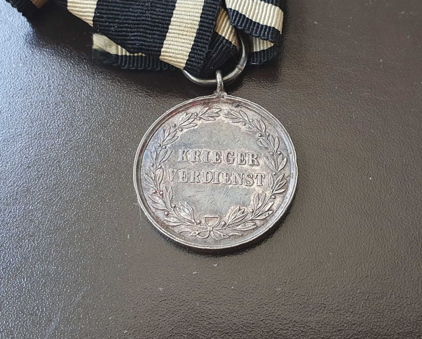 Медал за храброст KRIEGER VERDIENST Прусия 1873 година + 1 Pound 1985
