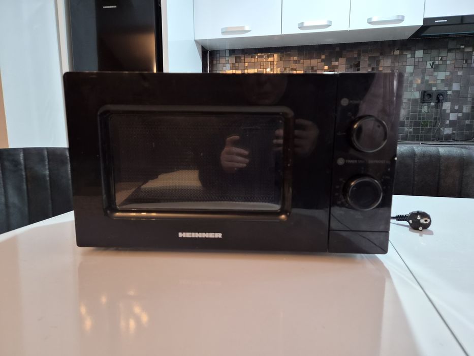 Cuptor cu microunde Heinner, negru, control mecanic
