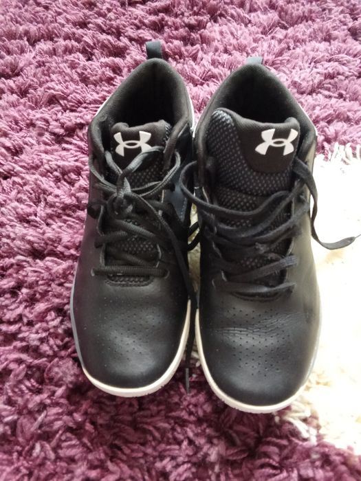 Adidași originali Under Armour.