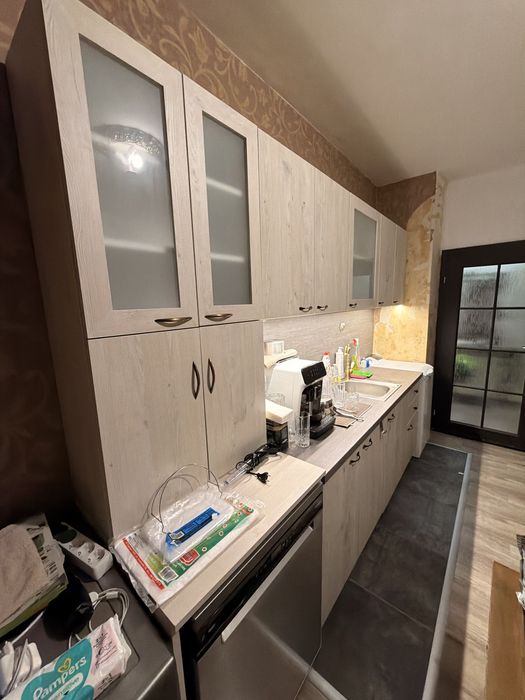 Продава се кухня и фурна с котлони.