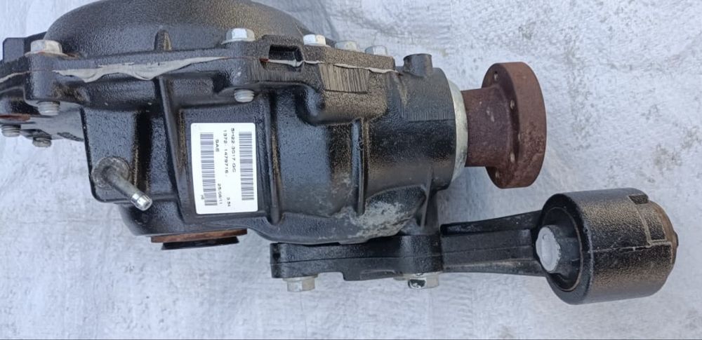 Редуктор передний Land Rover Discovery-4.