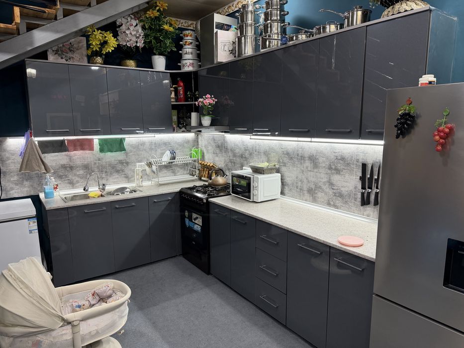 Kuxinniy mebel rangi bleskli mokri svet holati ideal