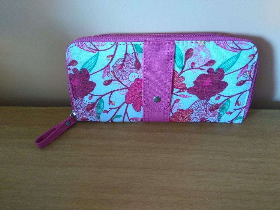 Дамски портфейл с флорални мотиви