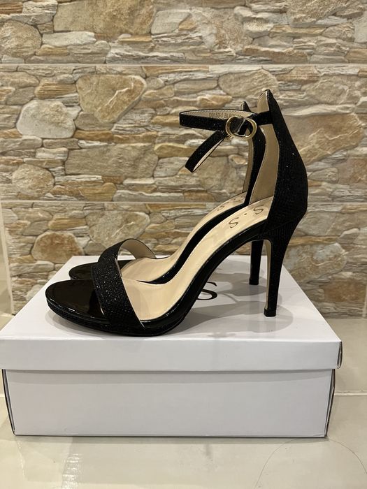 Елегантни сандали с ток