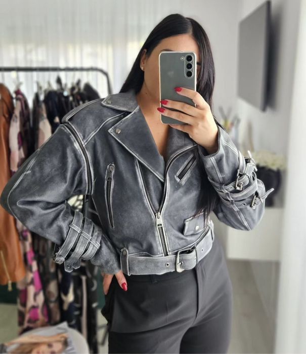 Vand geaca de piele naturala la 700 lei