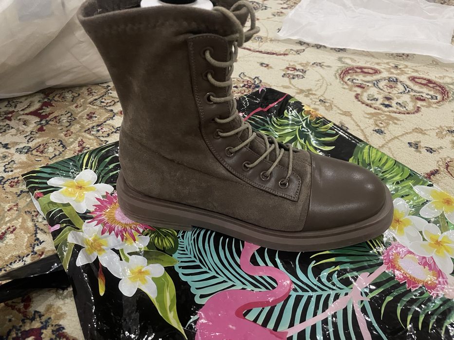 Продаются женские ботинки 38 размера