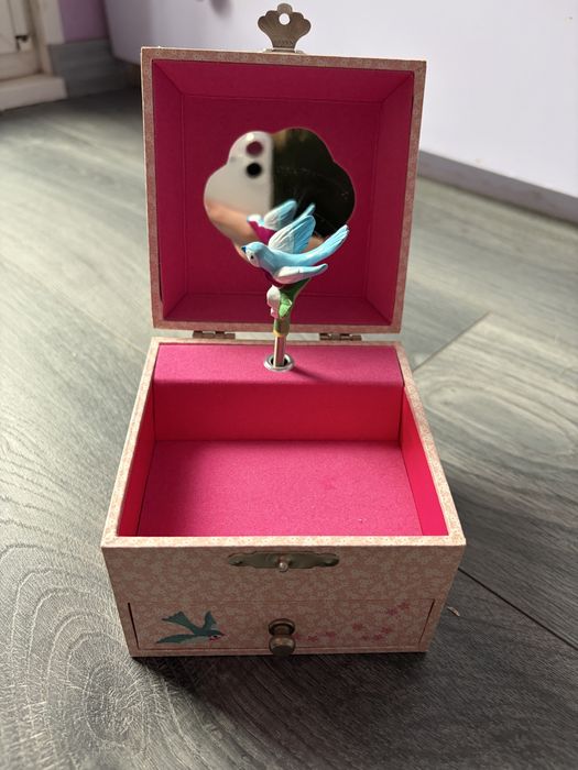 Кутия с музика.