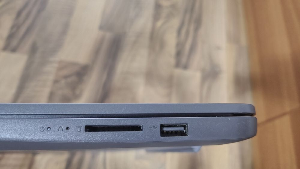 Laptop Lenovo IdeaPad 3 15ADA6 - Ryzen 3 - 8GB RAM - 256GB SSD cu încărcător original de vânzare